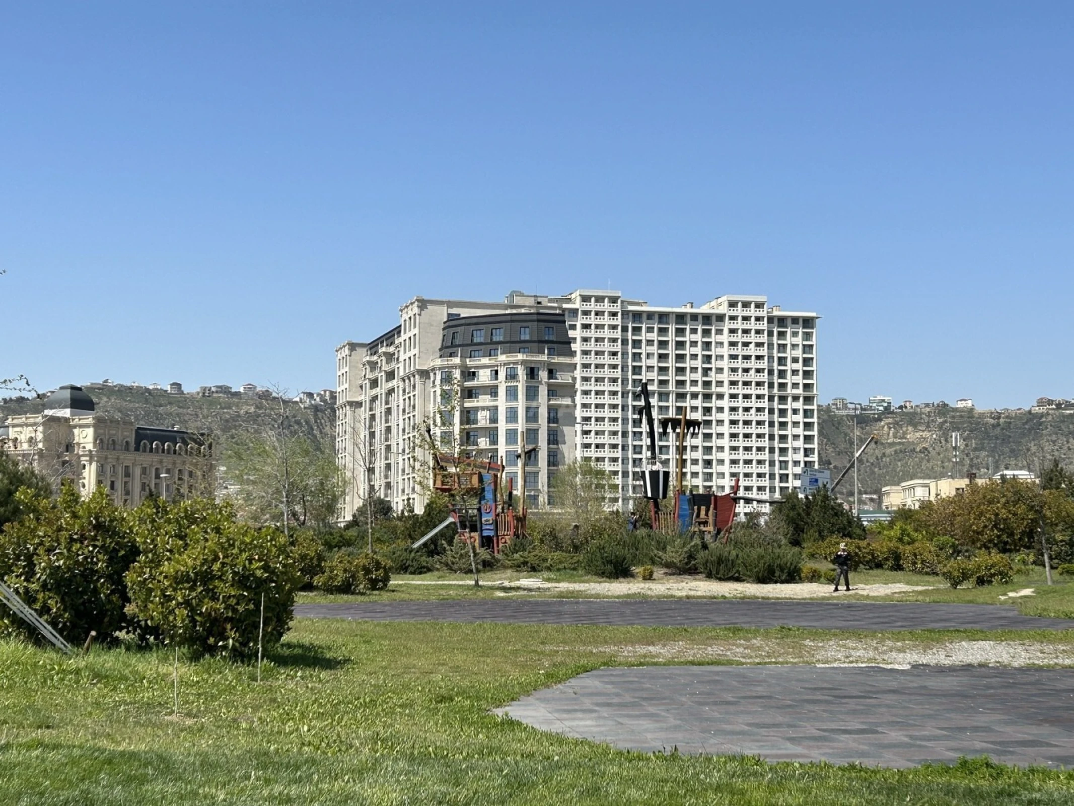 Satılır 4 otaqlı mənzil 164 m²