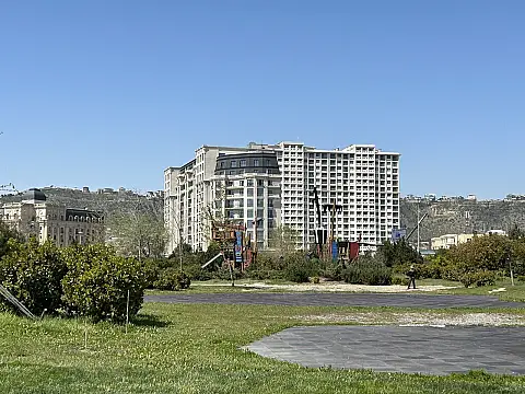 Satılır 4 otaqlı mənzil 164 m²