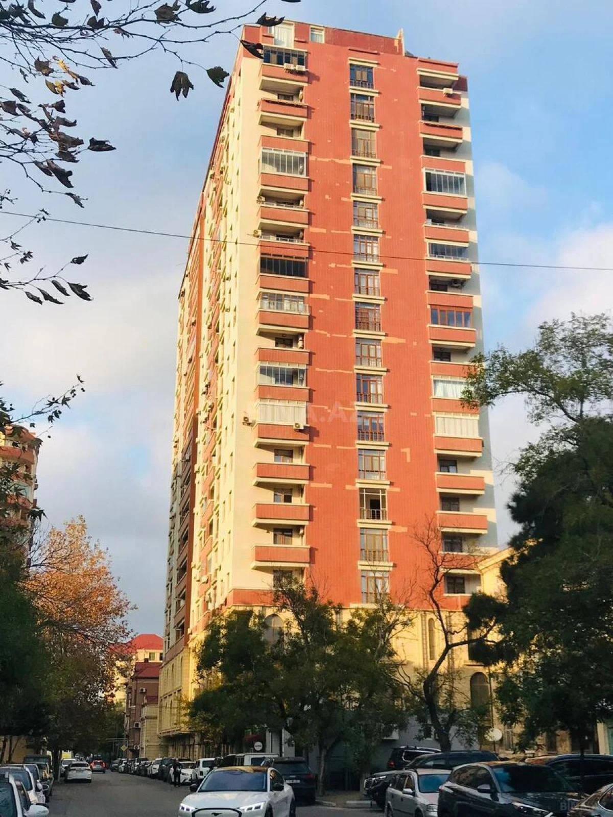 Satılır 4 otaqlı mənzil 190 m²