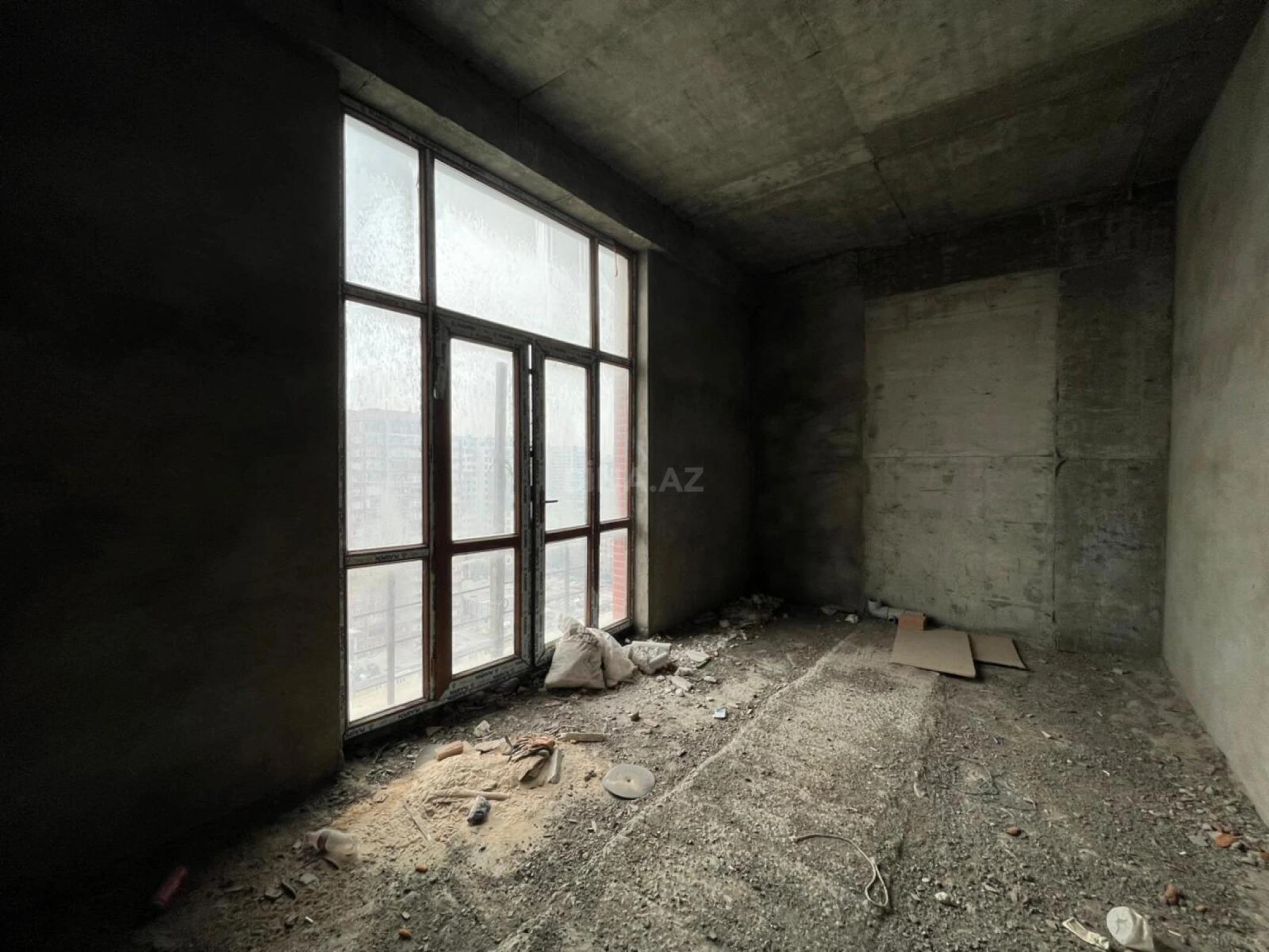 Satılır 4 otaqlı mənzil 190 m²