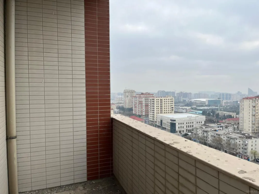 Satılır 4 otaqlı mənzil 190 m²