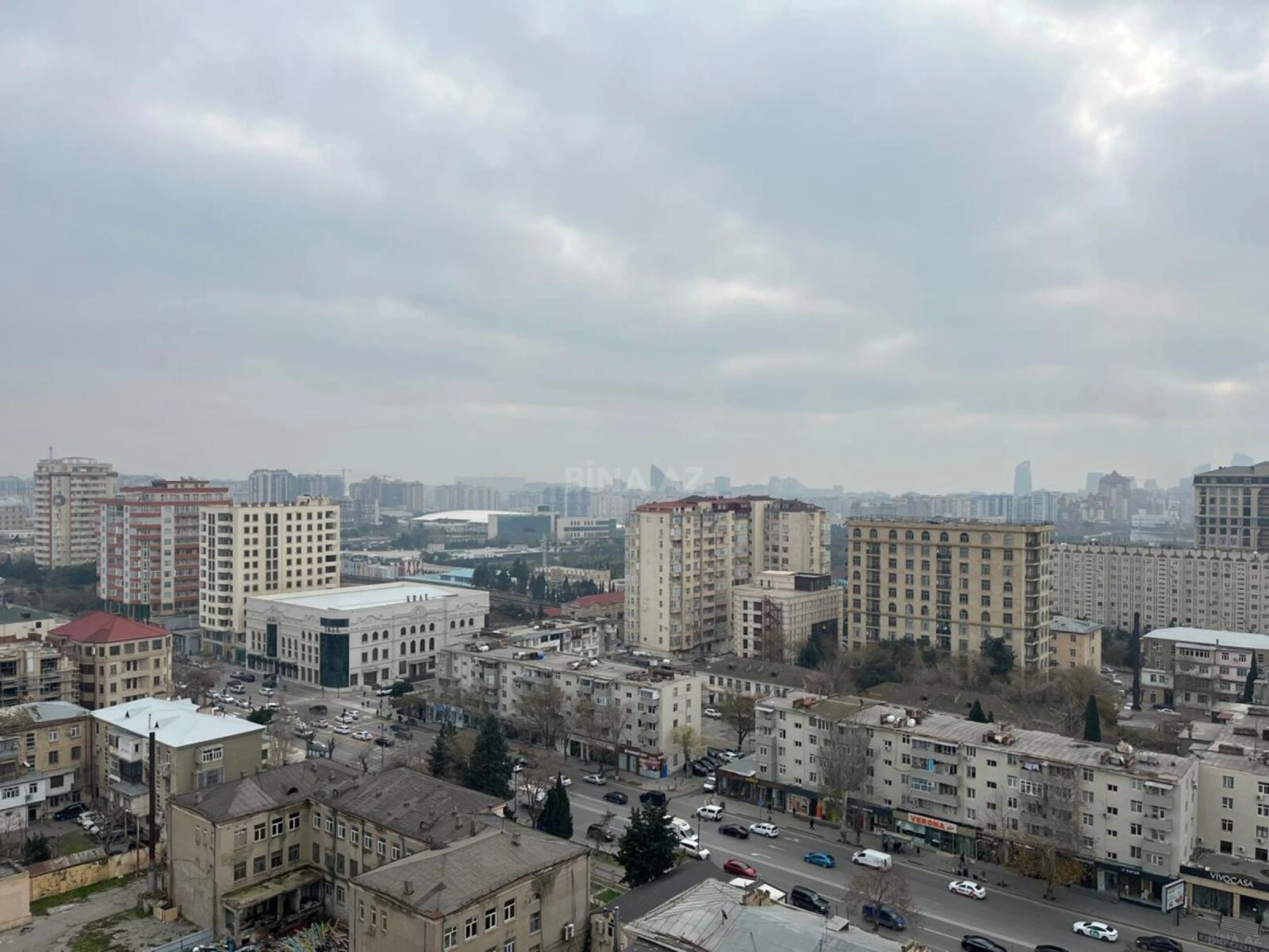 Satılır 4 otaqlı mənzil 190 m²