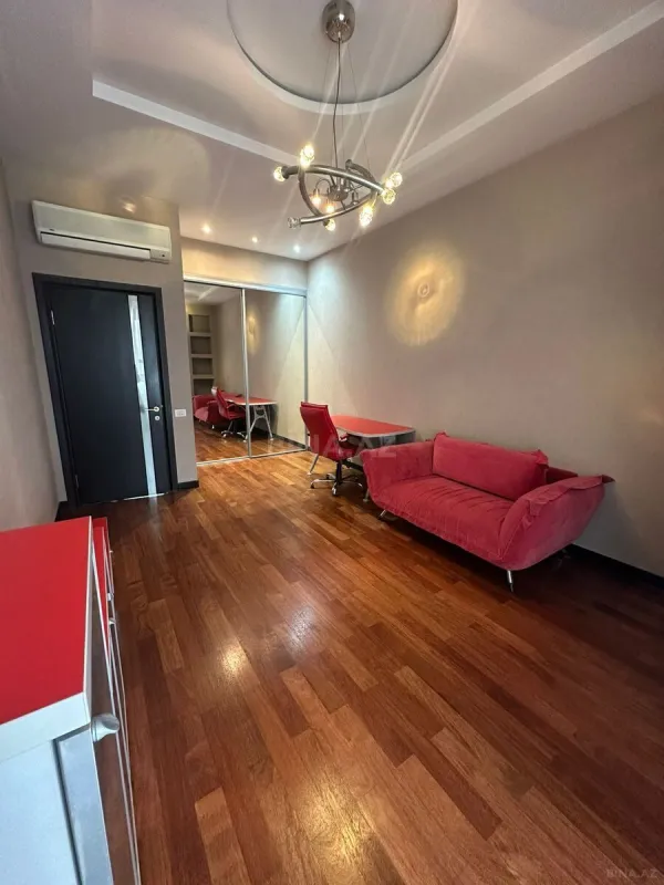 Kirayə verilir 4 otaqlı mənzil 172 m²