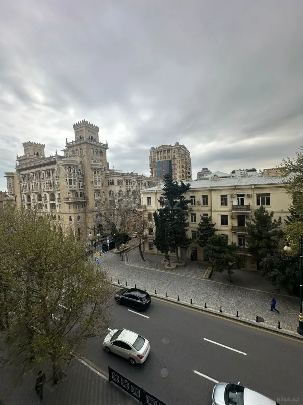 Kirayə verilir 4 otaqlı mənzil 172 m²