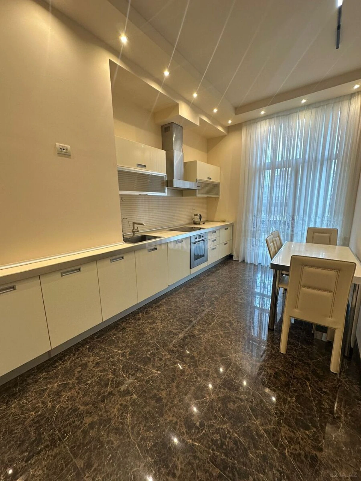 Kirayə verilir 4 otaqlı mənzil 172 m²