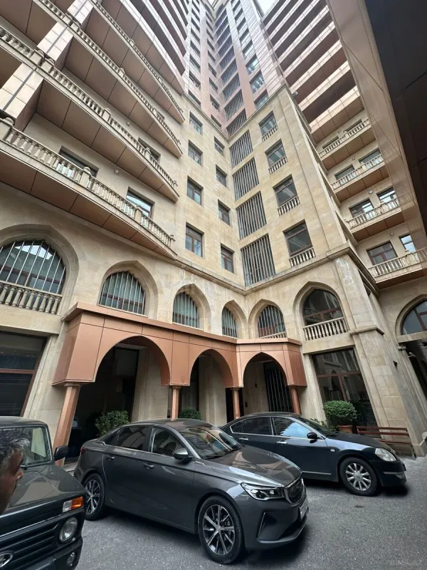 Kirayə verilir 4 otaqlı mənzil 172 m²