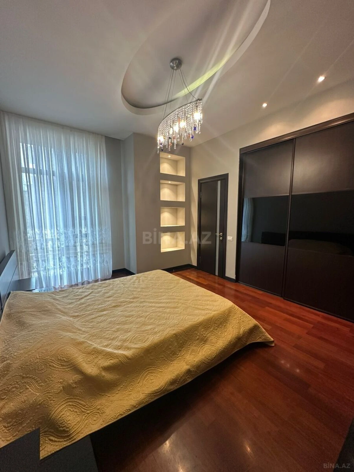 Kirayə verilir 4 otaqlı mənzil 172 m²