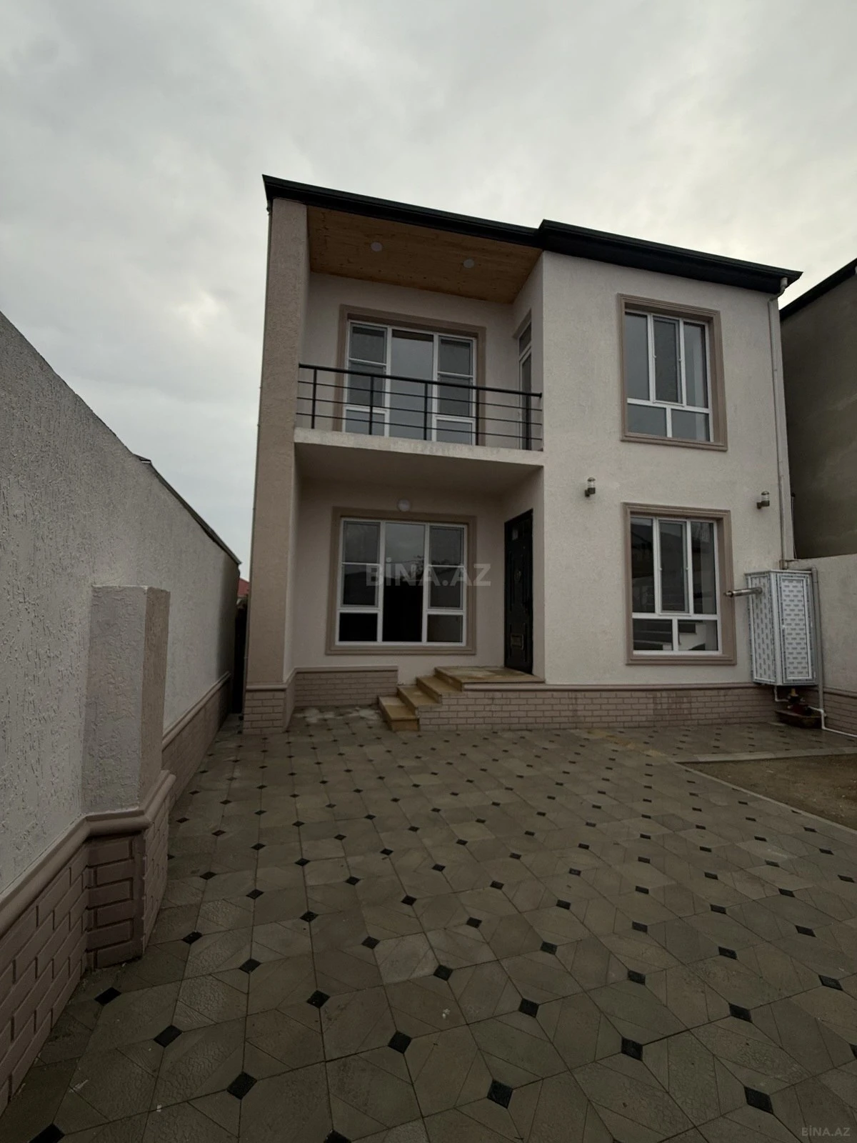 Satılır 4 otaqlı həyət evi 165 m²