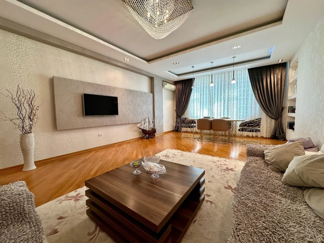 Satılır 3 otaqlı mənzil 125 m²