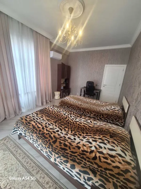 Satılır 3 otaqlı mənzil 140 m²