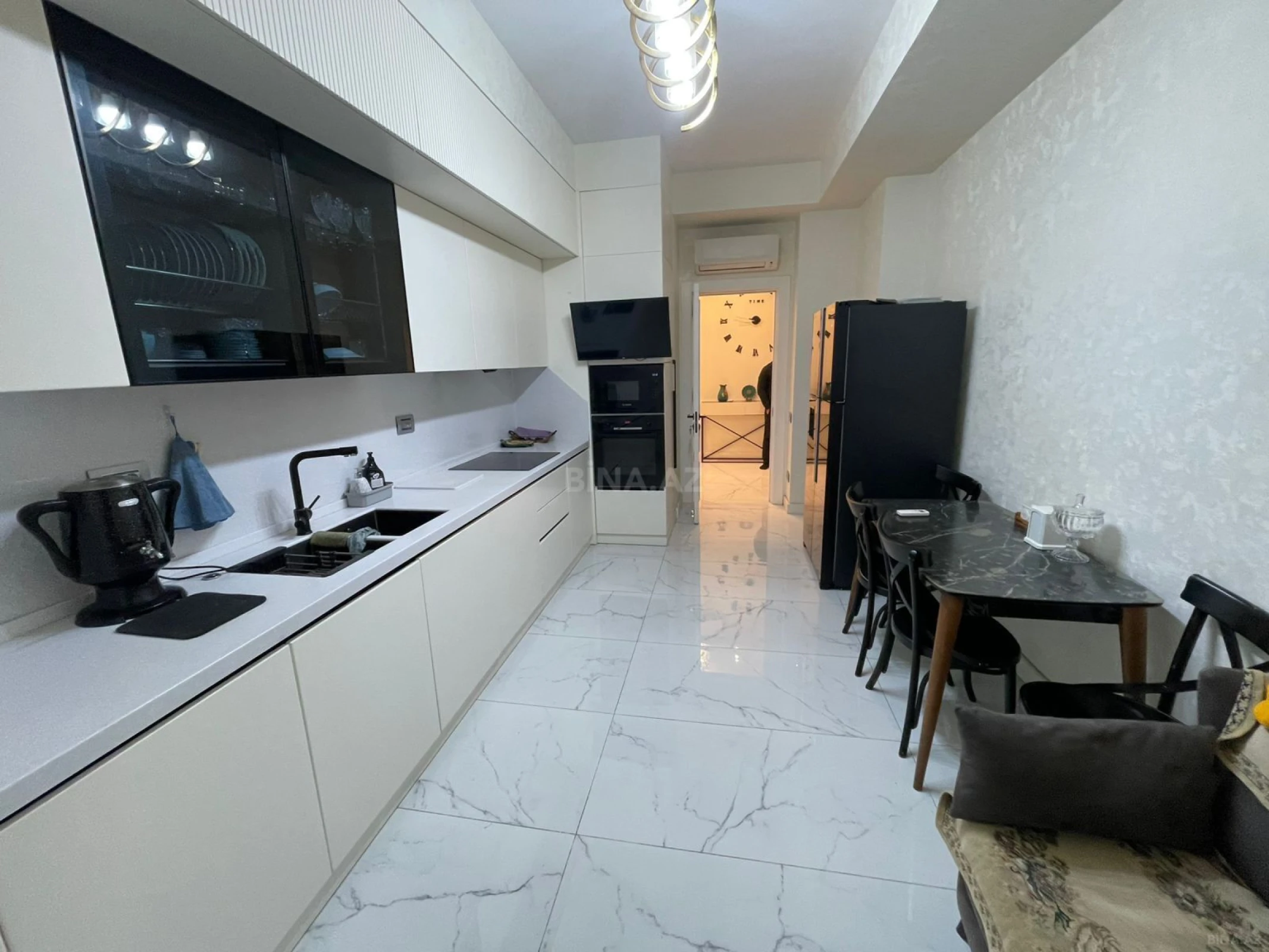 Kirayə verilir 4 otaqlı mənzil 145 m²