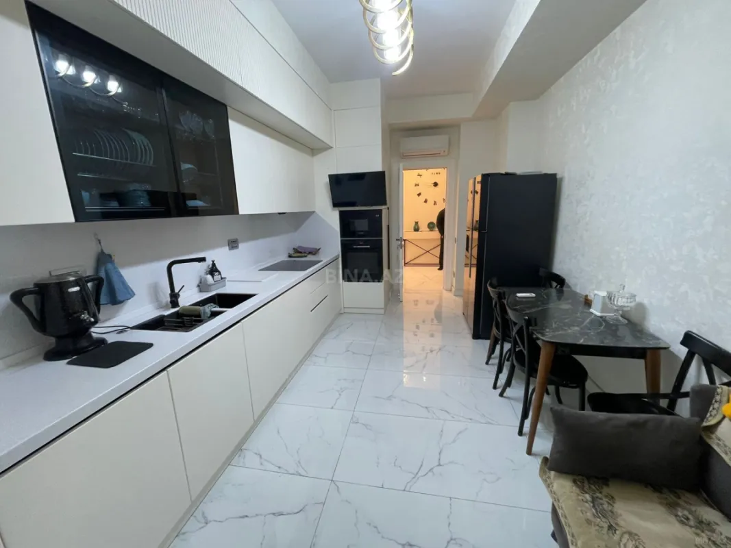 Kirayə verilir 4 otaqlı mənzil 145 m²