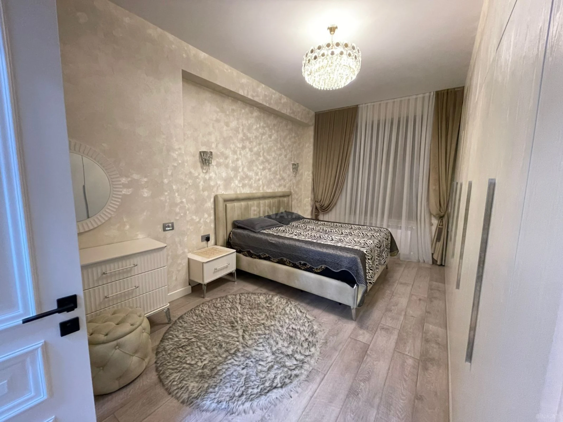 Kirayə verilir 4 otaqlı mənzil 145 m²