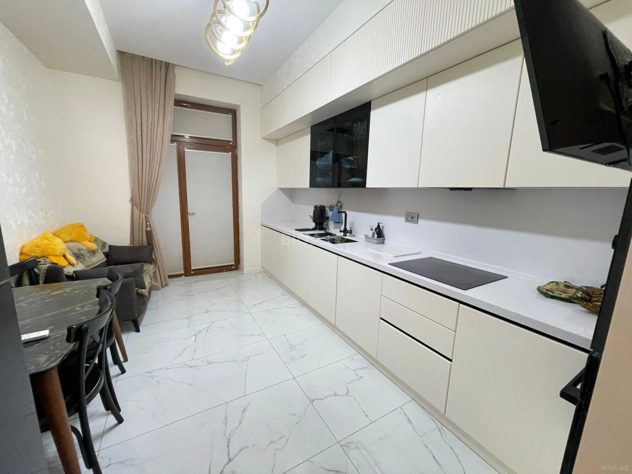 Kirayə verilir 4 otaqlı mənzil 145 m²