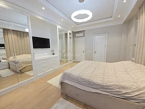 Satılır 4 otaqlı mənzil 180 m²
