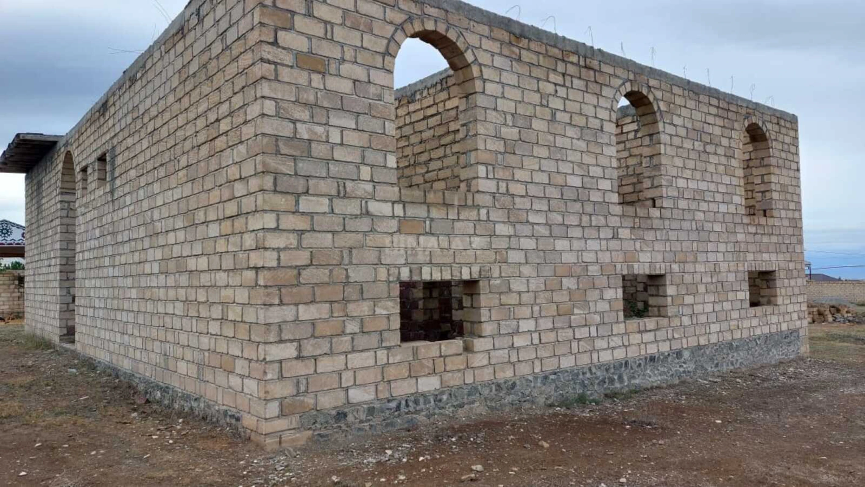 Satılır 13 otaqlı həyət evi 580 m²