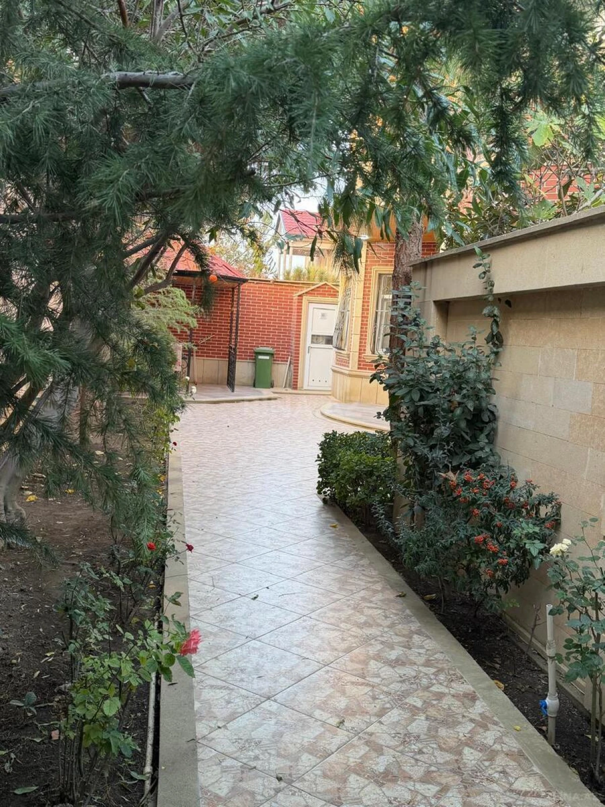 Satılır 7 otaqlı həyət evi 200 m²