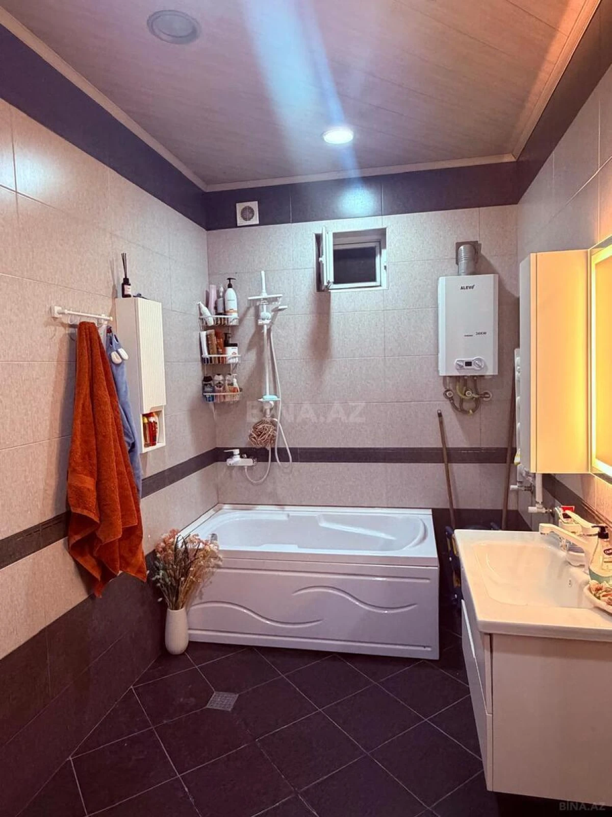 Satılır 7 otaqlı həyət evi 200 m²