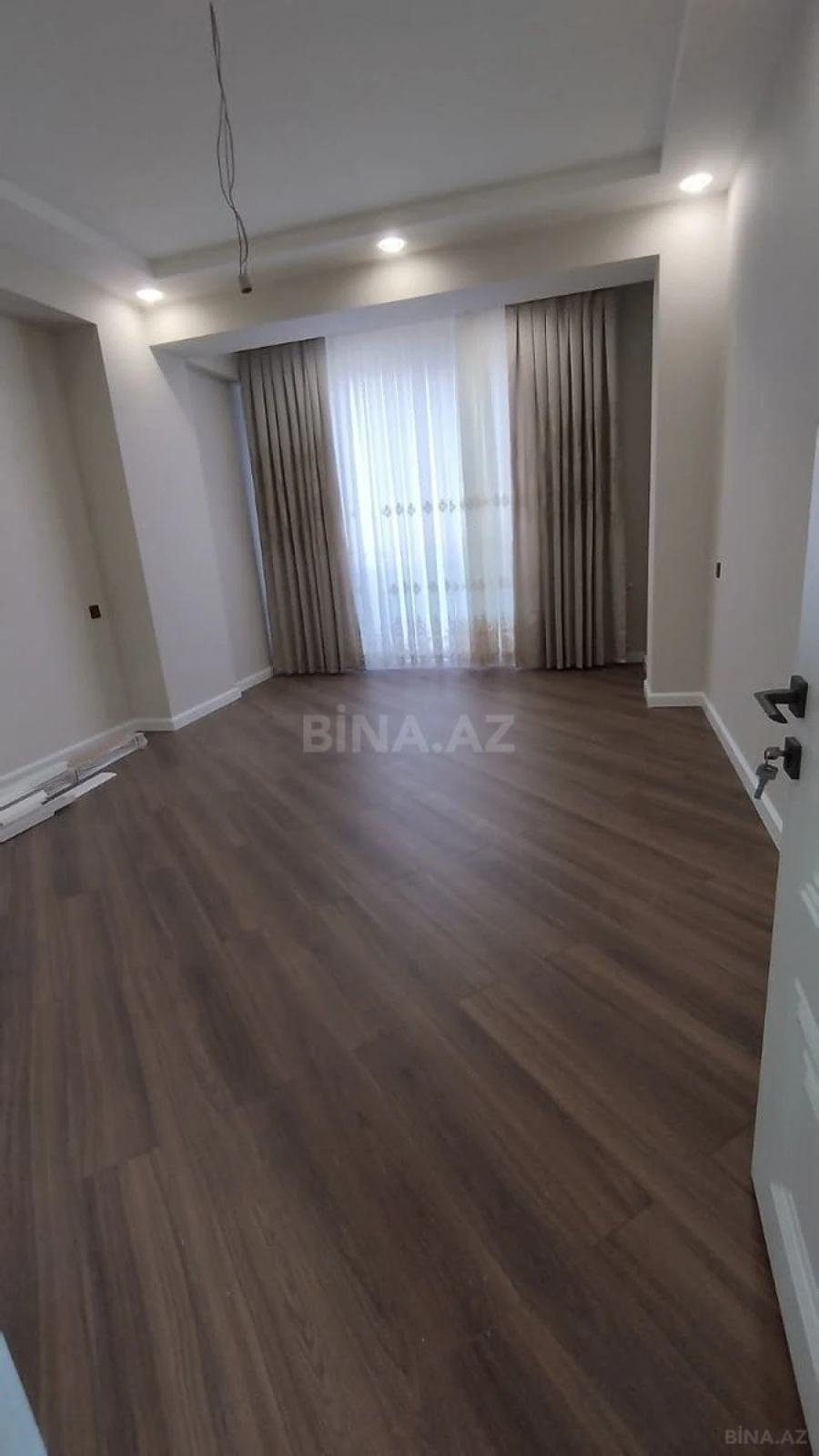 Satılır 4 otaqlı mənzil 140 m²