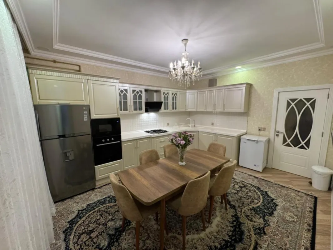 Satılır 4 otaqlı mənzil 141 m²