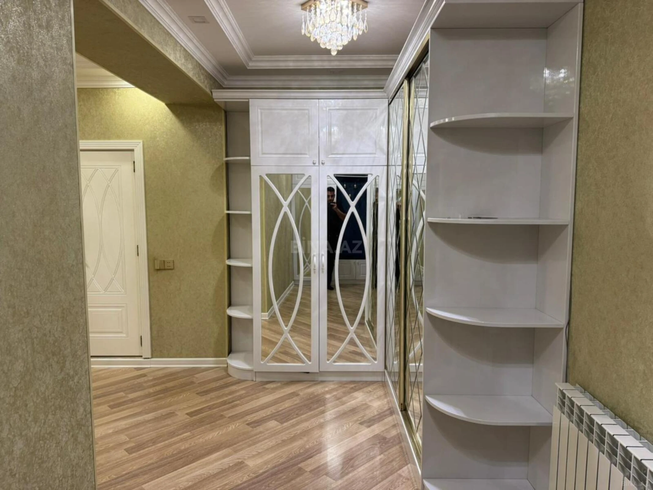 Satılır 4 otaqlı mənzil 141 m²