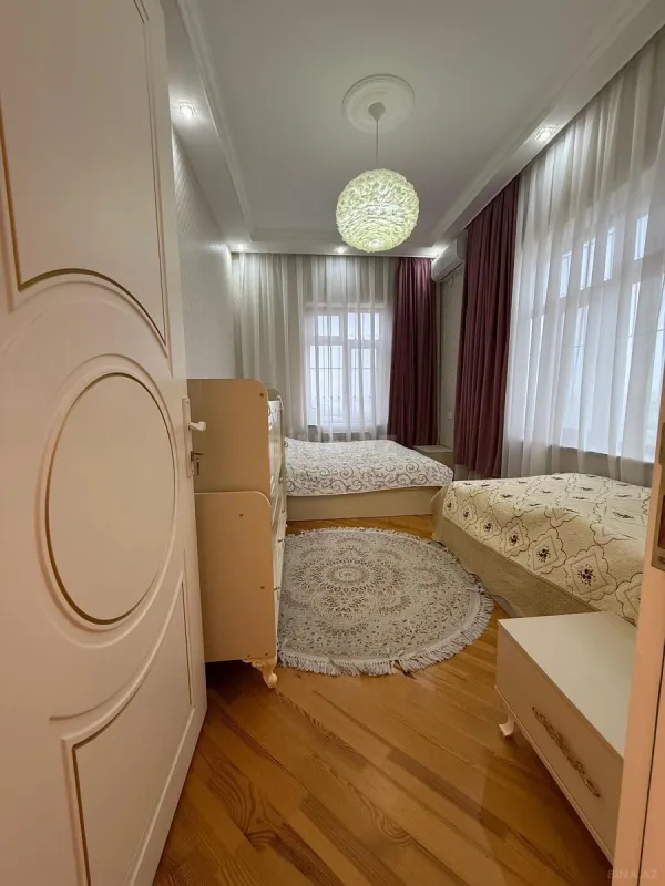 Satılır 5 otaqlı həyət evi 450 m²