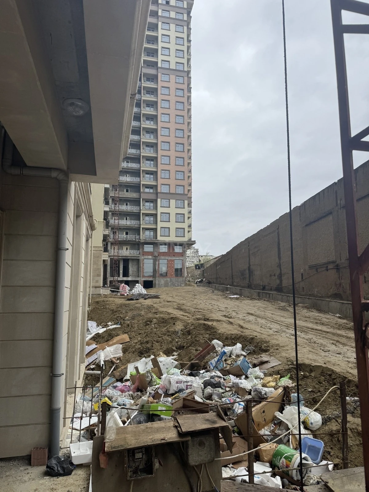 Satılır 3 otaqlı mənzil 140 m²