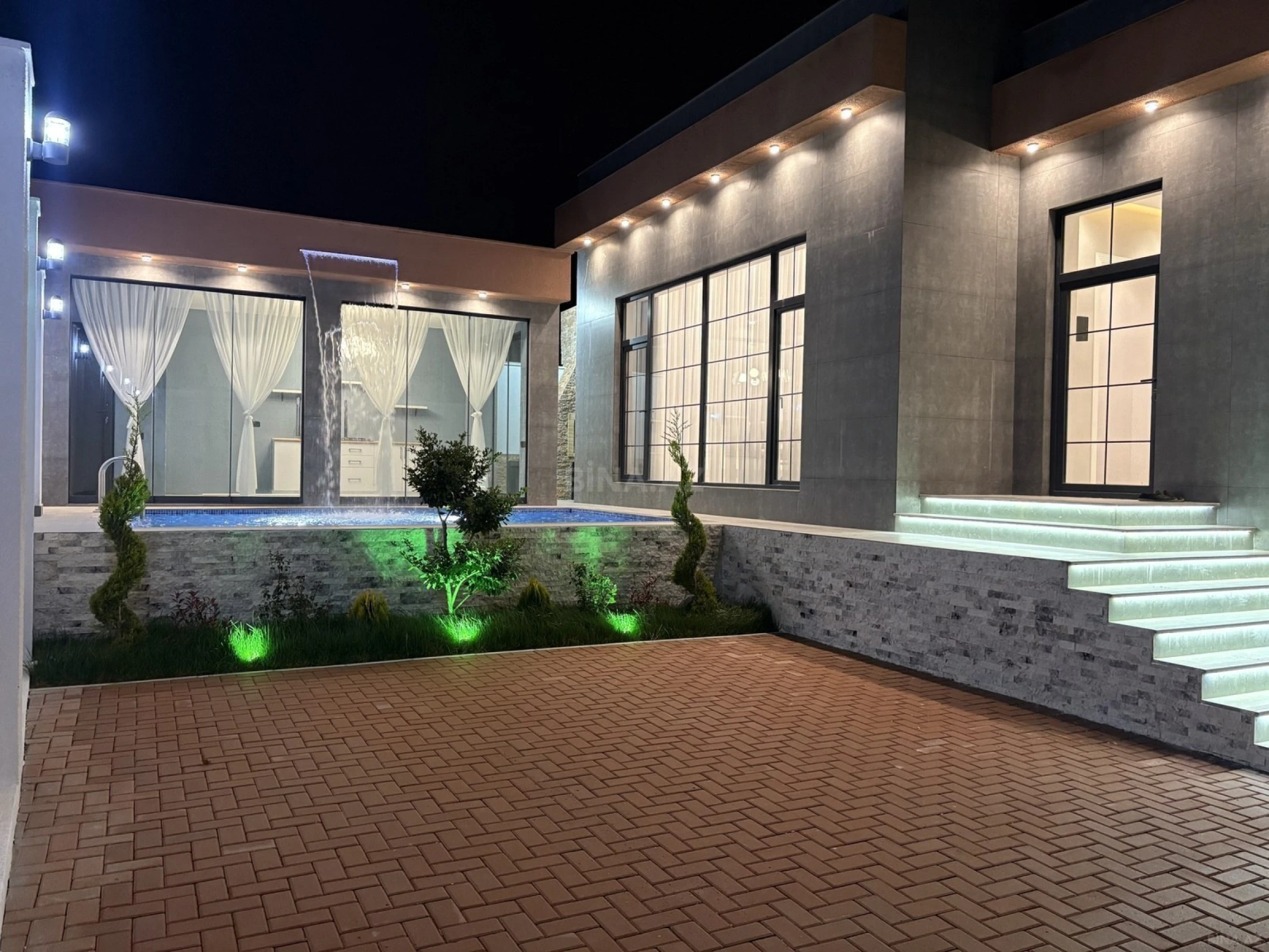 Satılır 5 otaqlı həyət evi 202 m²