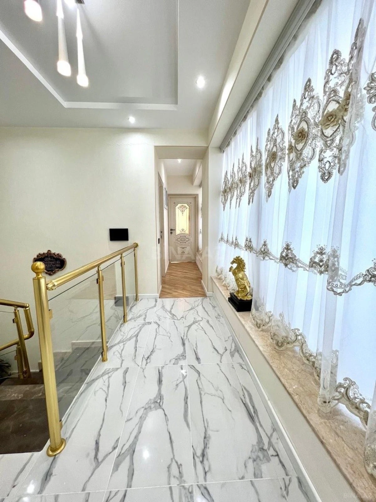 Satılır 5 otaqlı mənzil 500 m²