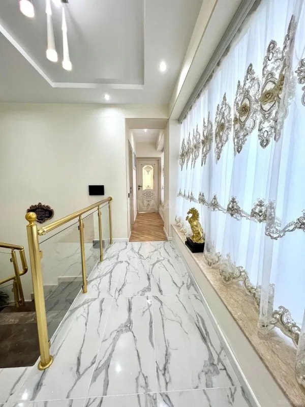 Satılır 5 otaqlı mənzil 500 m²