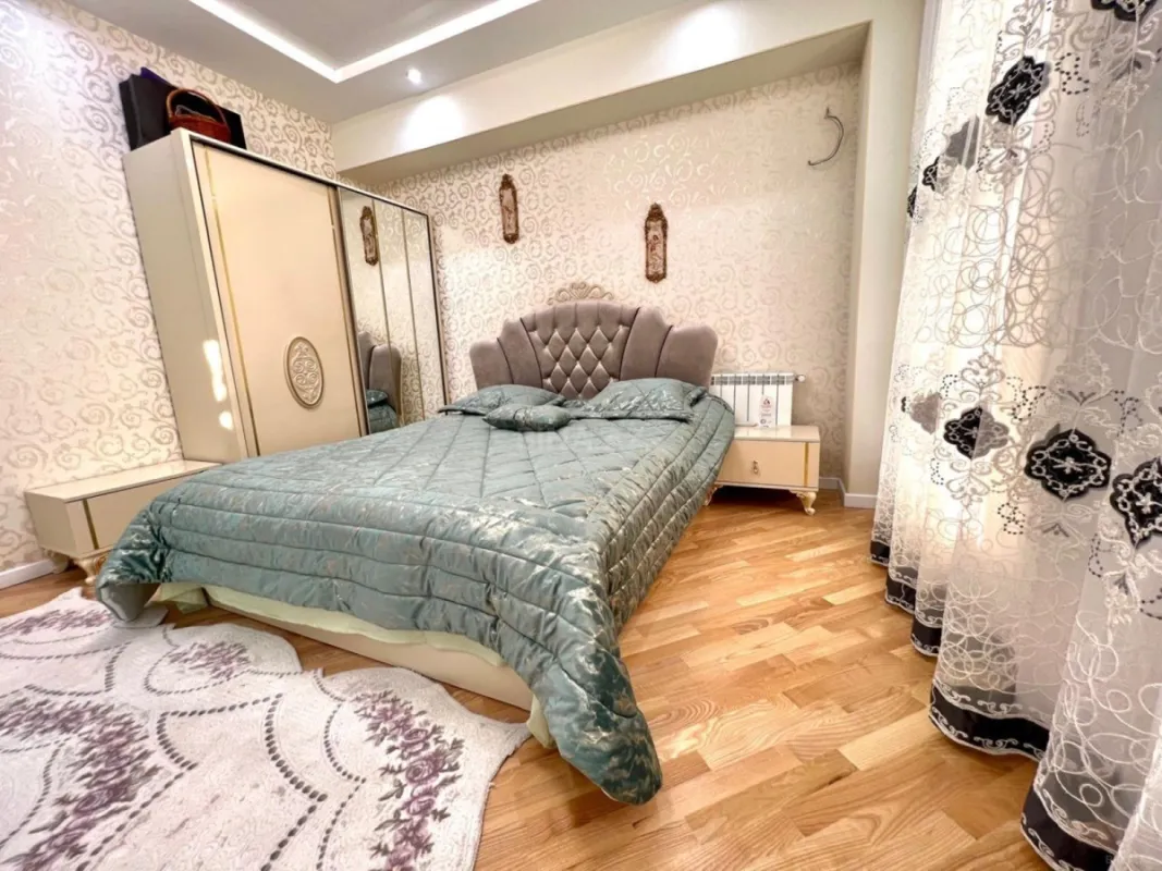 Satılır 5 otaqlı mənzil 500 m²