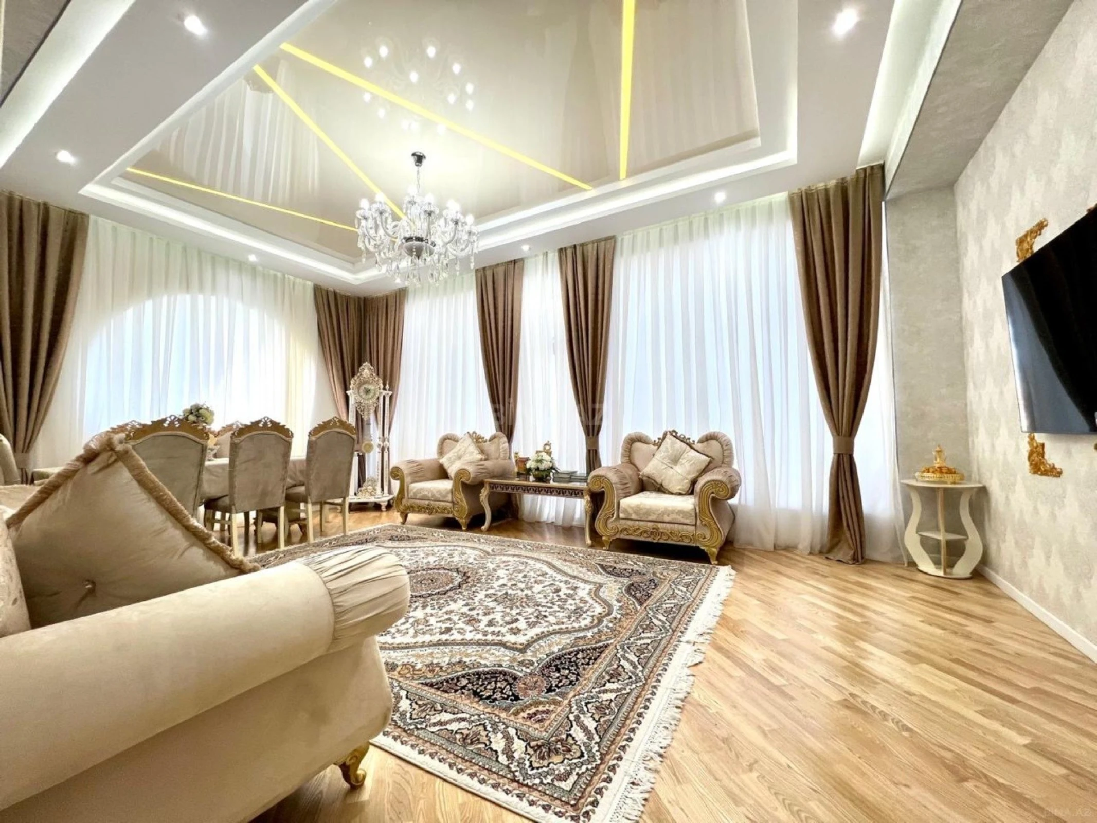 Satılır 5 otaqlı mənzil 500 m²