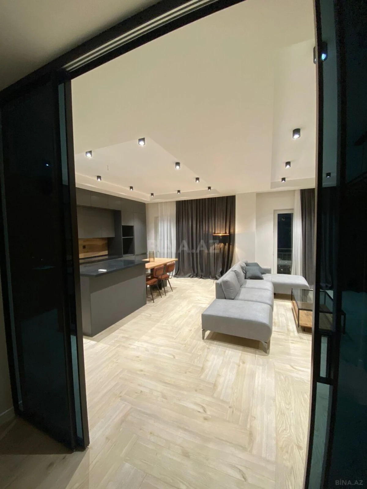 Kirayə verilir 2 otaqlı mənzil 90 m²