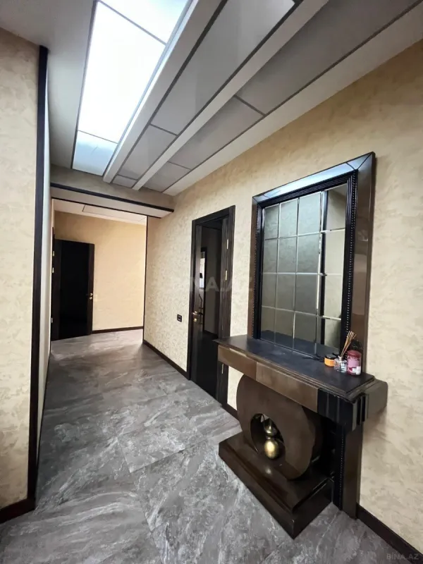 Satılır 5 otaqlı mənzil 240 m²