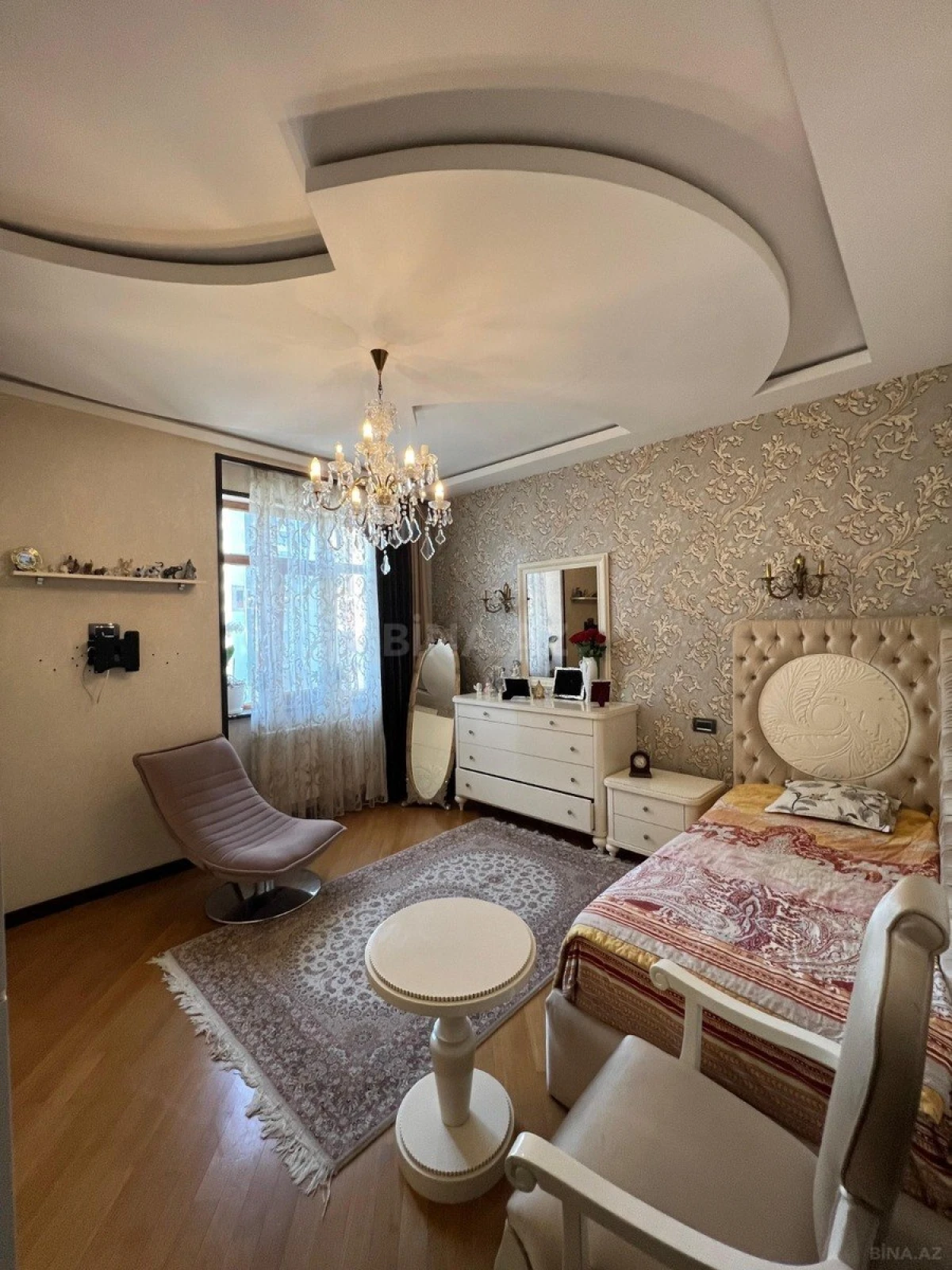 Satılır 5 otaqlı mənzil 240 m²