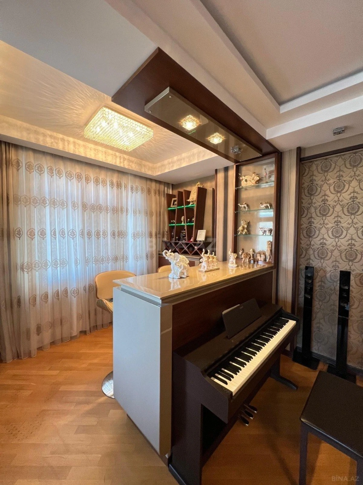 Satılır 5 otaqlı mənzil 240 m²