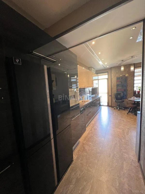 Satılır 5 otaqlı mənzil 240 m²