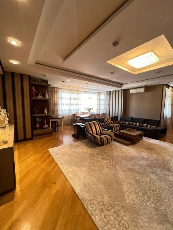 Satılır 5 otaqlı mənzil 240 m²