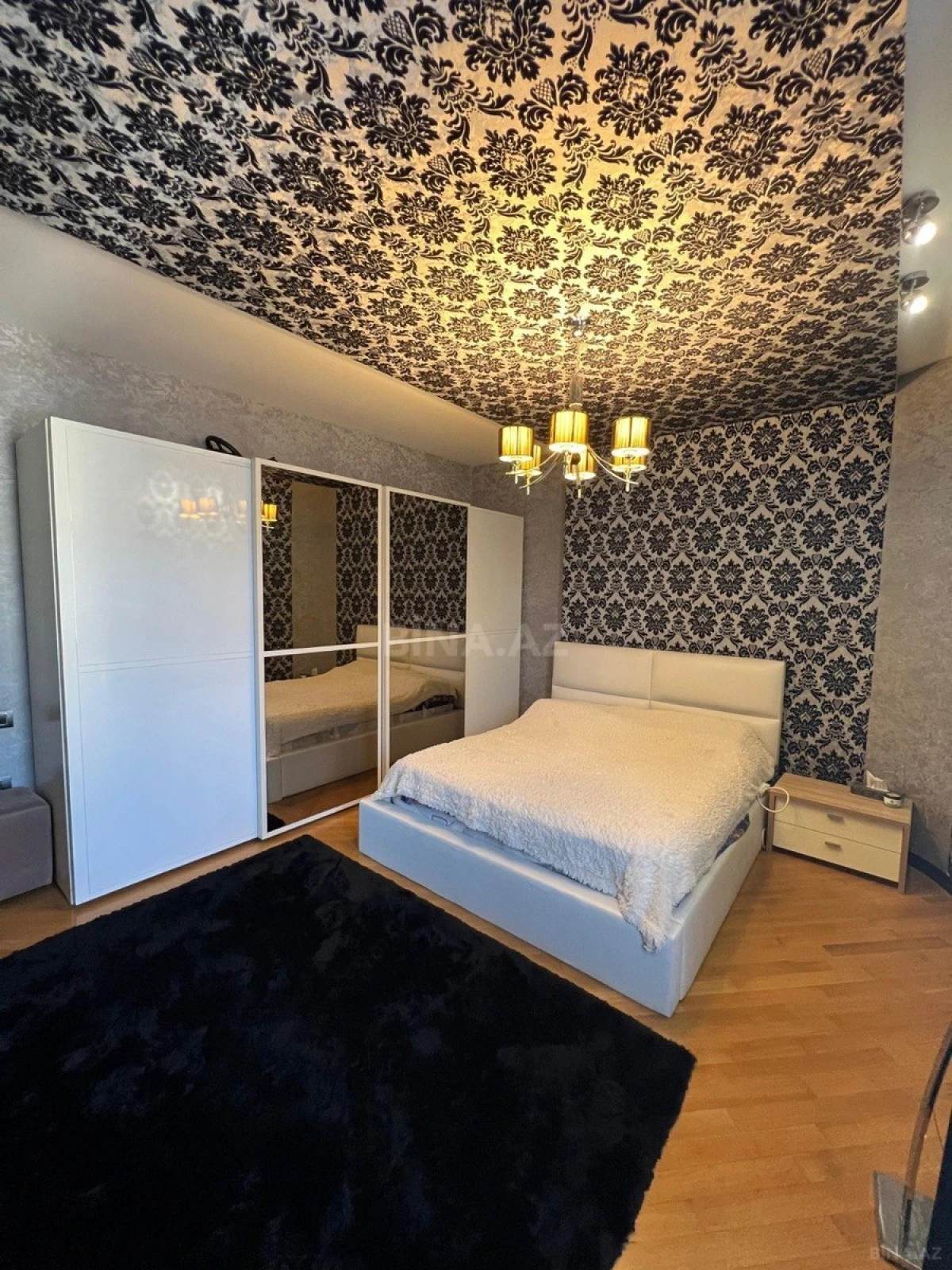 Satılır 5 otaqlı mənzil 240 m²
