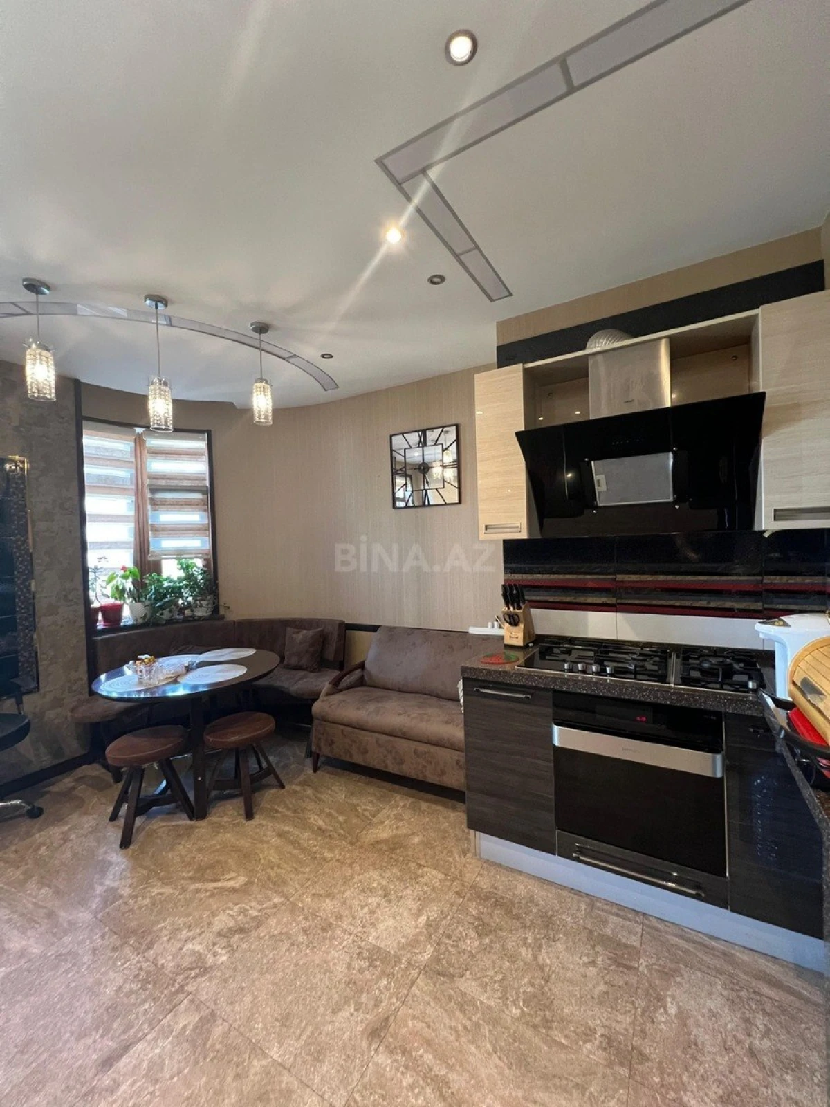 Satılır 5 otaqlı mənzil 240 m²