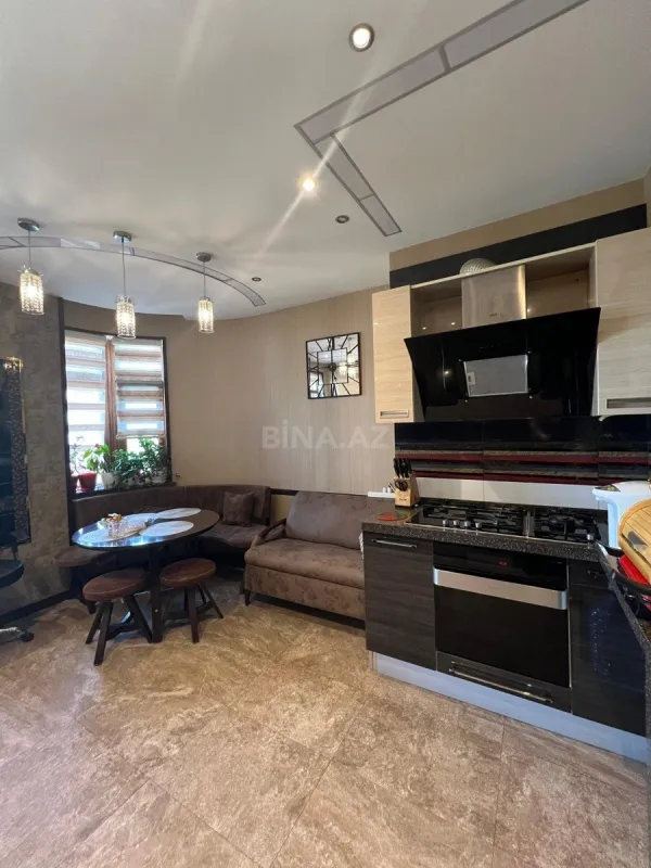 Satılır 5 otaqlı mənzil 240 m²