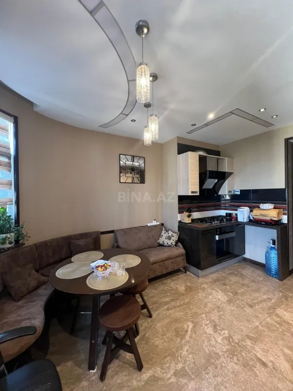 Satılır 5 otaqlı mənzil 240 m²