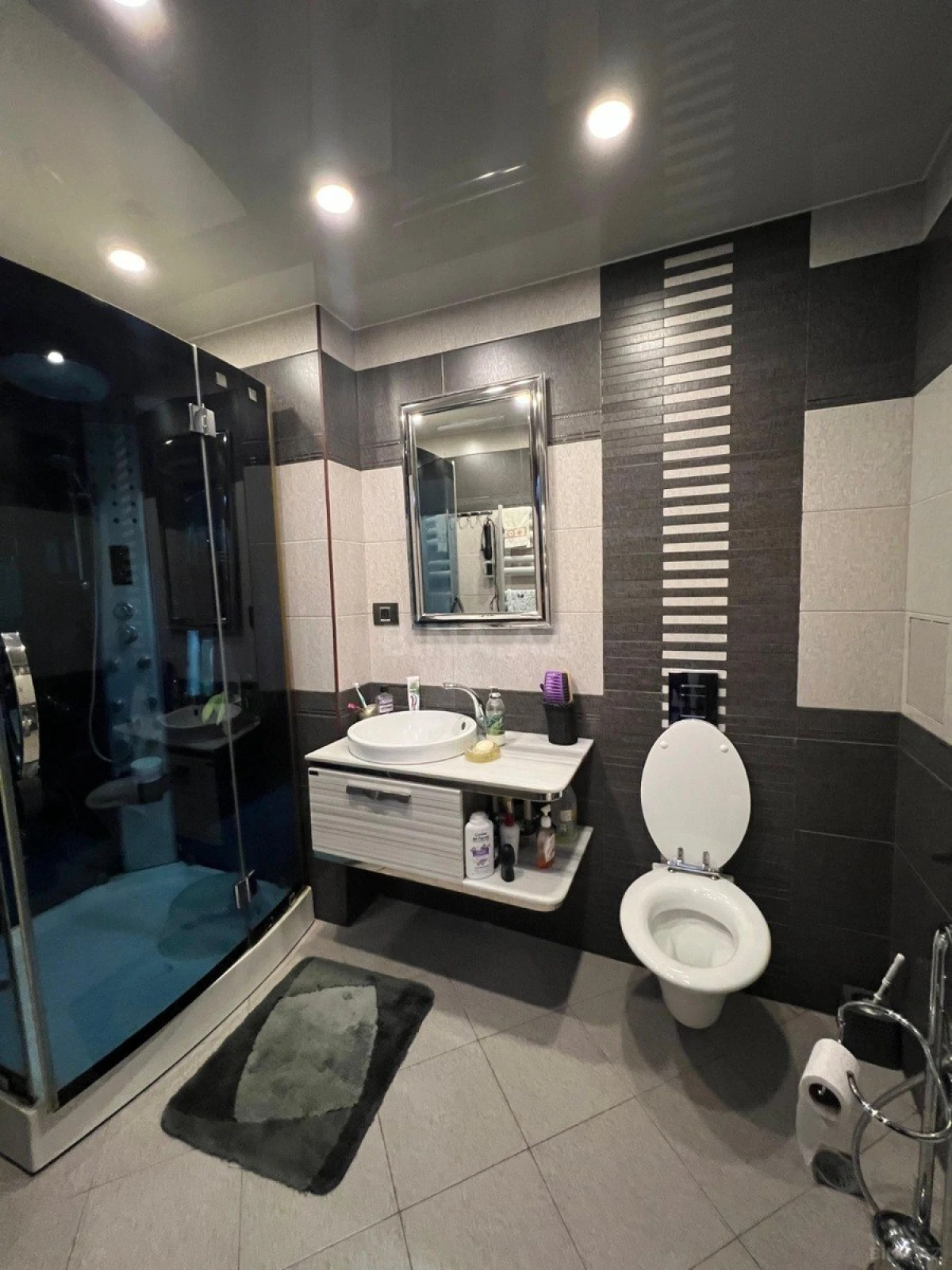 Satılır 5 otaqlı mənzil 240 m²