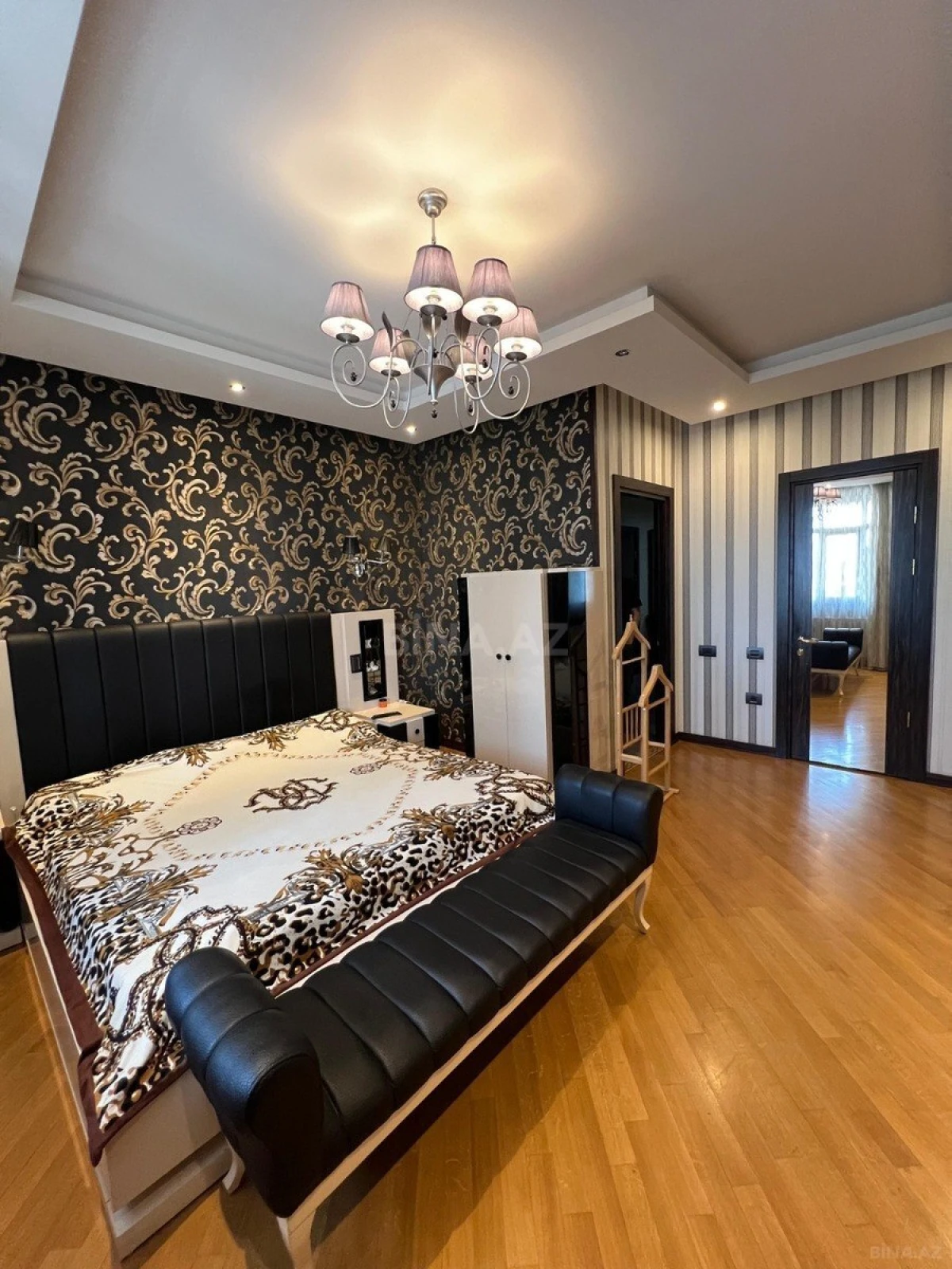 Satılır 5 otaqlı mənzil 240 m²