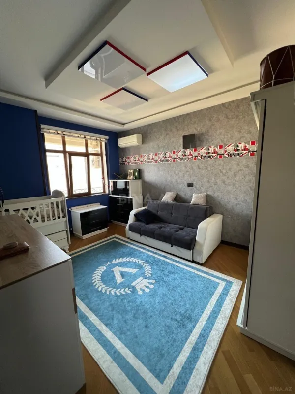 Satılır 5 otaqlı mənzil 240 m²