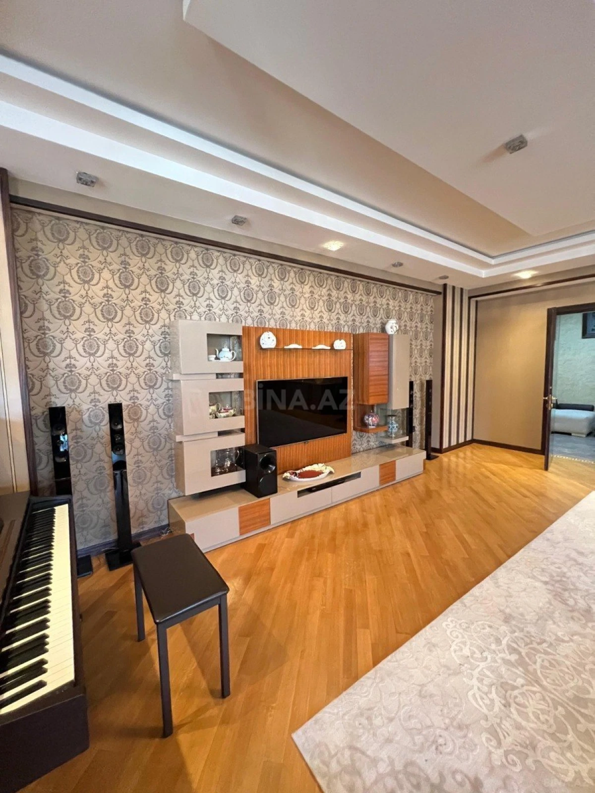 Satılır 5 otaqlı mənzil 240 m²