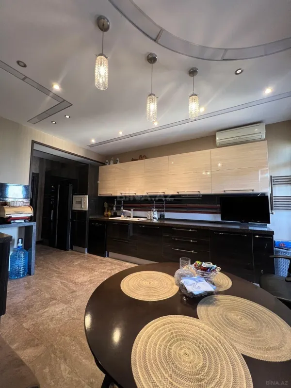 Satılır 5 otaqlı mənzil 240 m²