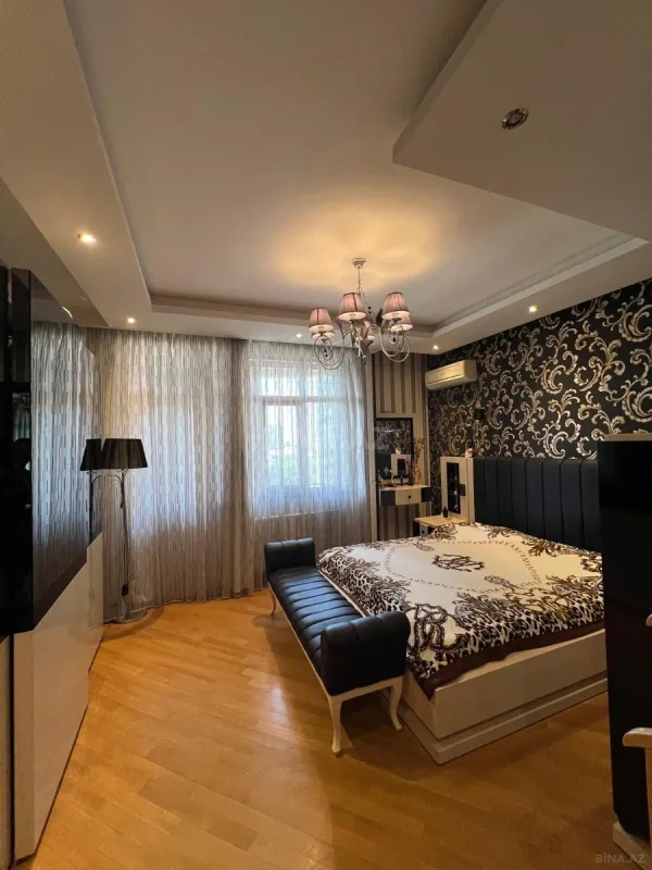 Satılır 5 otaqlı mənzil 240 m²