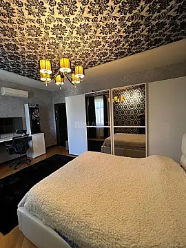 Satılır 5 otaqlı mənzil 240 m²