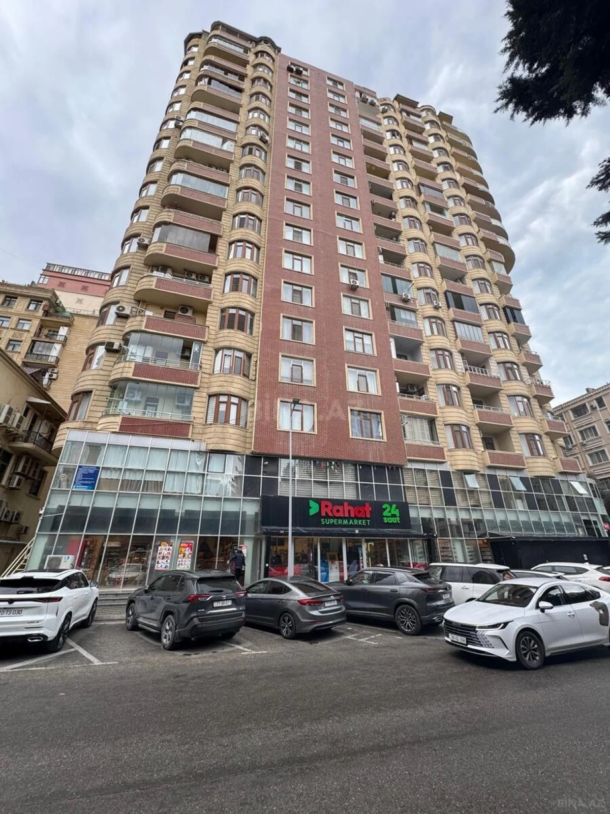 Satılır 4 otaqlı mənzil 214 m²